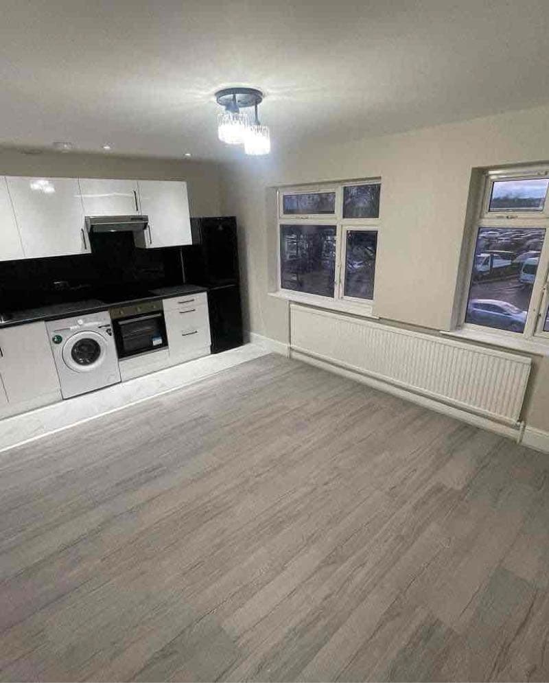 3 BEDROOMS FLAT WITH BALCONY - Photo 2