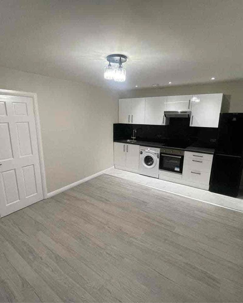 3 BEDROOMS FLAT WITH BALCONY - Photo 4