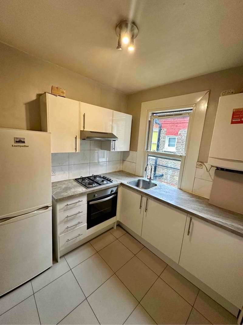 Casa espaçosa de 2 quartos com uma sala separada disponível na região de Leyton.