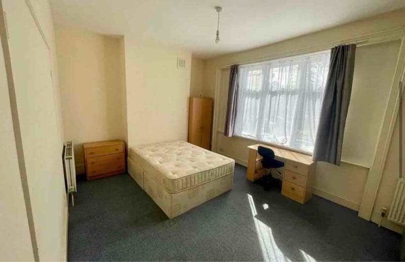 4 bed semi-detached house to rent - Photo 3