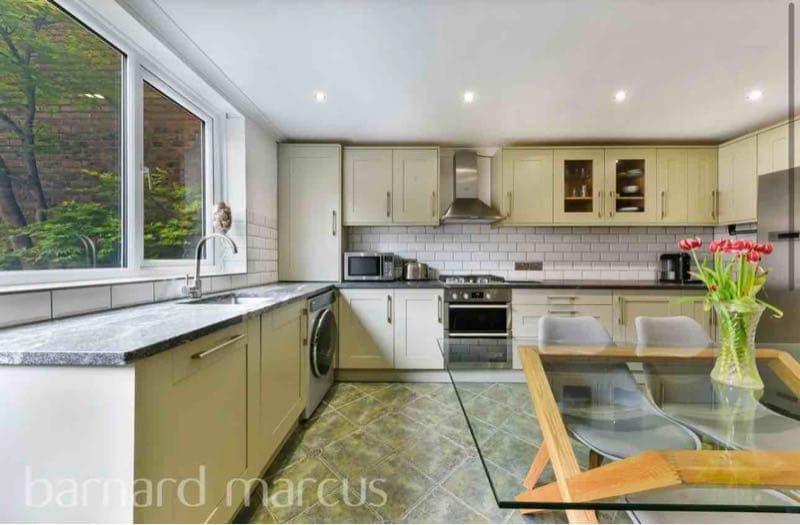 3 bed flat to rent Cobham Close, London SW11