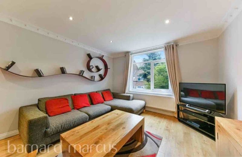3 bed flat to rent Cobham Close, London SW11 - Photo 2