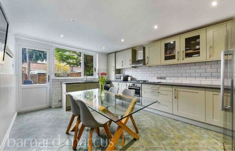 3 bed flat to rent Cobham Close, London SW11 - Photo 3