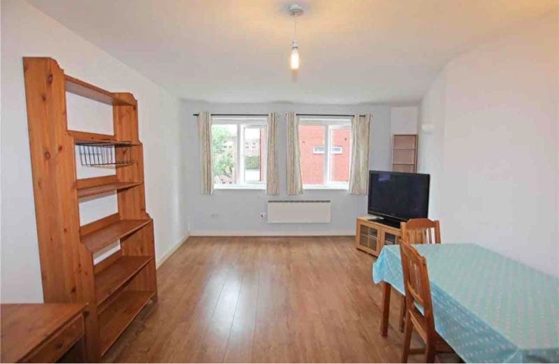 2 bed flat to rent - Photo 2