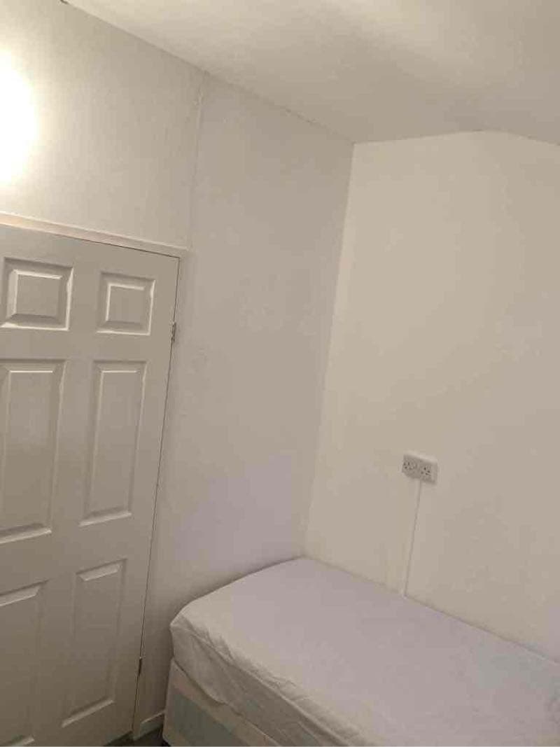 Ola pessoal tenho 1 quarto para alugar em CANNING TOWN perto de Stratford de Solteiro.