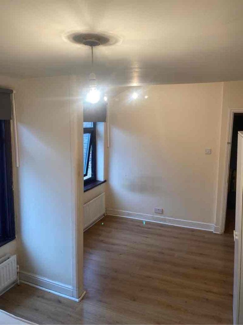 Ola pessoal tenho 1 quarto para alugar em CANNING TOWN perto de Stratford de casal.