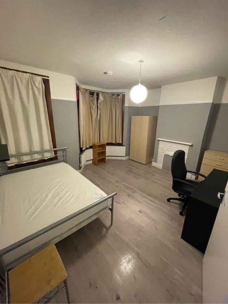 Ola pessoal tenho 1 quarto para alugar em FOREST GATE perto de Stratford.