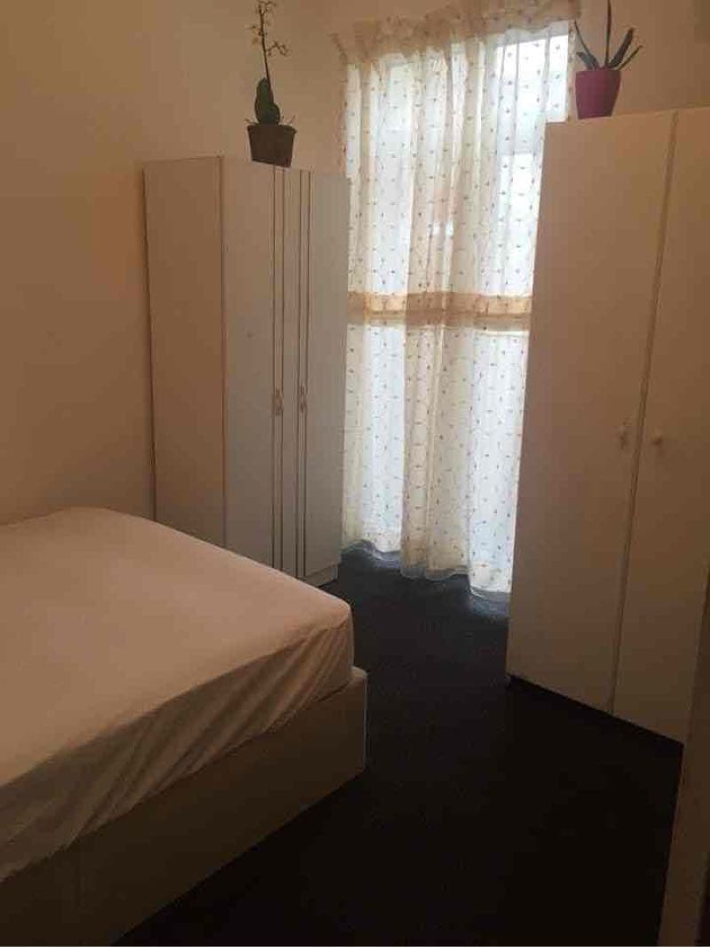 Ola pessoal tenho 1 quarto para alugar em CANNING TOWN perto de Stratford de Solteiro.