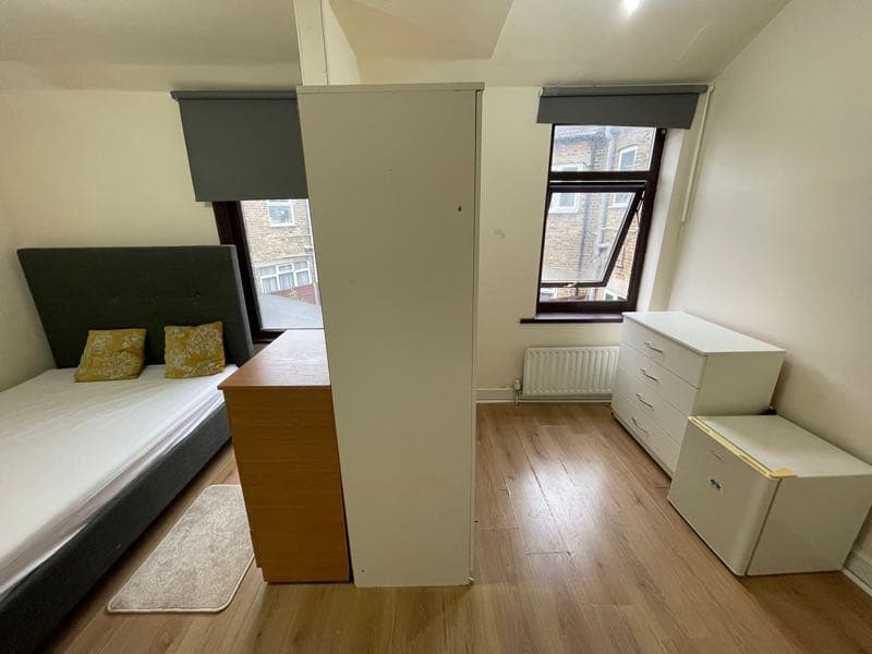 Ola pessoal tenho 1 quarto para alugar em CANNING TOWN perto de Stratford.